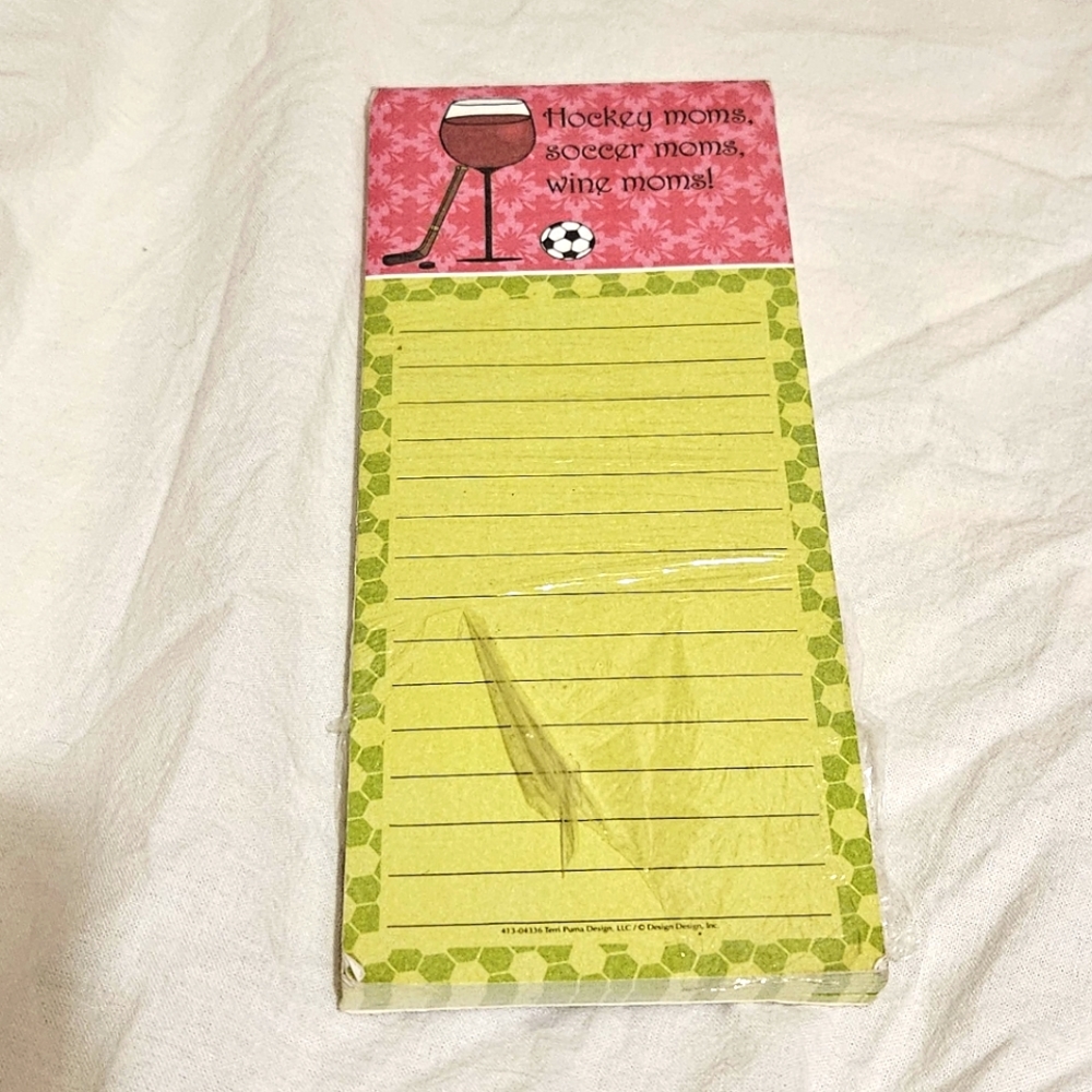 ⚠️Free bundle item- NWT Magnet note pad moms